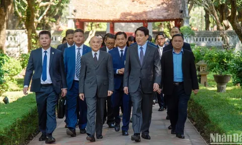 Chủ tịch nước Lương Cường và Quốc vương Campuchia thưởng trà tại Văn Miếu-Quốc Tử giám