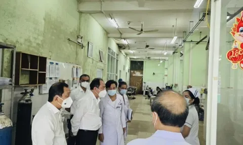 Sở Y tế Thành phố Hồ Chí Minh trả lời việc bệnh nhân cấp cứu phải nằm dưới sàn bệnh viện truyền dịch