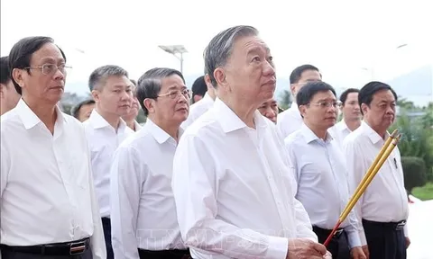 Tổng Bí thư Tô Lâm dâng hương tại Nghĩa trang Liệt sĩ tỉnh Ninh Thuận