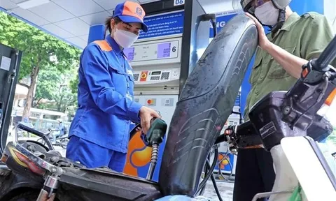 Từ chiều nay, giá xăng dầu đồng loạt giảm, riêng giá xăng RON95 tăng