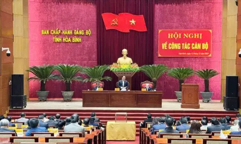Đồng chí Bùi Đức Hinh được giới thiệu chức danh Chủ tịch Ủy ban nhân dân tỉnh Hòa Bình