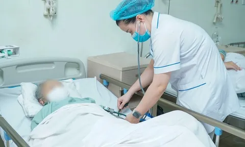 Bệnh viện E: Cấp cứu cụ bà bị thủng dạ dày vì lạm dụng thuốc giảm đau