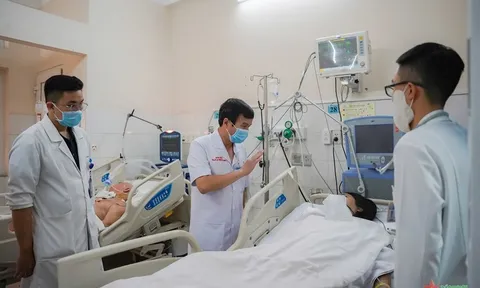 Cấp cứu và điều trị nạn nhân của vụ cháy tại quận Tân Bình