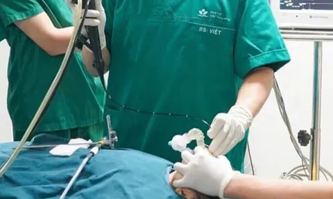 Trẻ hóc dị vật đường thở, bác sĩ chỉ ra sai lầm trong sơ cứu