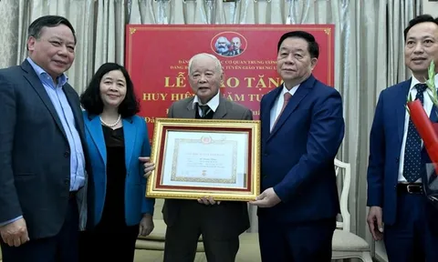 Trao Huy hiệu 65 năm tuổi Đảng tặng nguyên Ủy viên Bộ Chính trị Lê Xuân Tùng