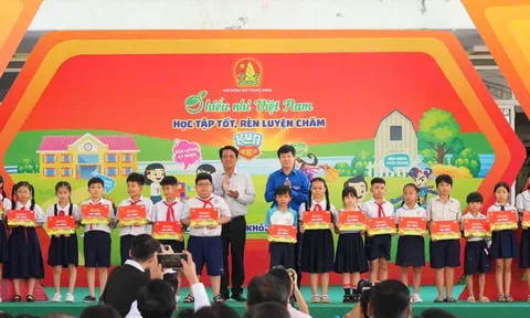 Trao 50 suất học bổng "Tiếp sức cho em đến trường" và hàng nghìn phần quà tặng thiếu nhi