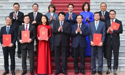 Chủ tịch nước Lương Cường trao quyết định phong hàm Đại sứ