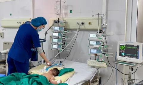 Bệnh nhi khổ sở vì biến chứng của bệnh sởi