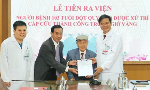 Bệnh viện Bạch Mai cứu sống ngoạn mục cụ ông 103 tuổi bị đột quỵ
