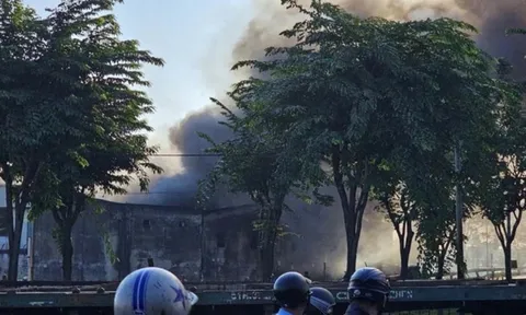 TP Hồ Chí Minh: Cháy kho vải cạnh Quốc lộ 1A