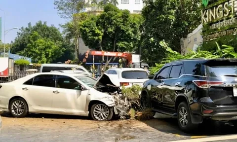 TP Hồ Chí Minh: Ô tô đâm liên hoàn nhiều xe rồi lao vào chung cư