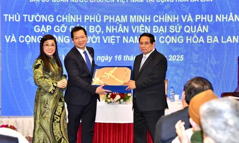 Thủ tướng Phạm Minh Chính và Phu nhân gặp gỡ cộng đồng người Việt Nam tại CH Ba Lan