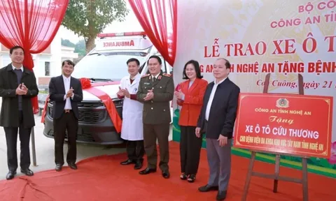 Công an Nghệ An trao tặng xe cứu thương cho nhiều cơ sở y tế