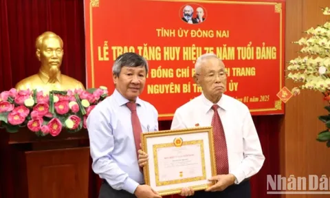 Trao Huy hiệu 75 năm tuổi Đảng cho nguyên Bí thư Tỉnh ủy Đồng Nai Phan Văn Trang