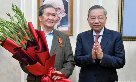 Tổng Bí thư Tô Lâm trao Huân chương Hồ Chí Minh tặng đồng chí Đinh Thế Huynh