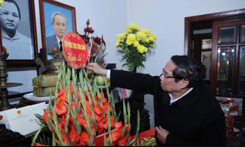 Thủ tướng Phạm Minh Chính dâng hương cố Thủ tướng Phạm Văn Đồng