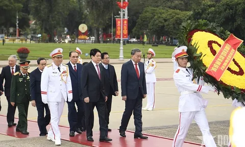 Lãnh đạo Đảng, Nhà nước, Quân đội vào Lăng viếng Chủ tịch Hồ Chí Minh và dâng hoa tưởng niệm các Anh hùng liệt sĩ
