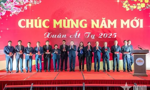 Chủ tịch Quốc hội Trần Thanh Mẫn: Chung sức, đồng lòng, phát huy tinh thần cống hiến cho công việc chung
