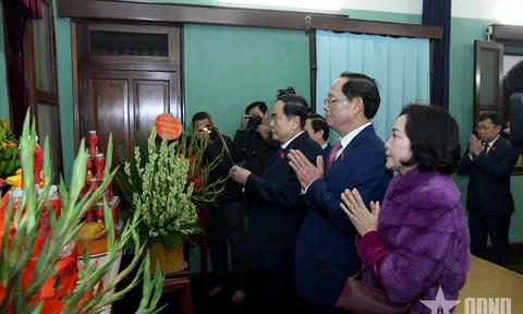 Chủ tịch Quốc hội Trần Thanh Mẫn dâng hương tưởng nhớ Chủ tịch Hồ Chí Minh tại Nhà 67