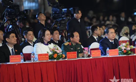 Chủ tịch Quốc hội Trần Thanh Mẫn dự Chương trình nghệ thuật đặc biệt "95 năm-Ánh sáng soi đường"