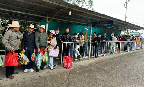 Hàng nghìn du khách đổ về chùa Hương Tích ngày khai hội
