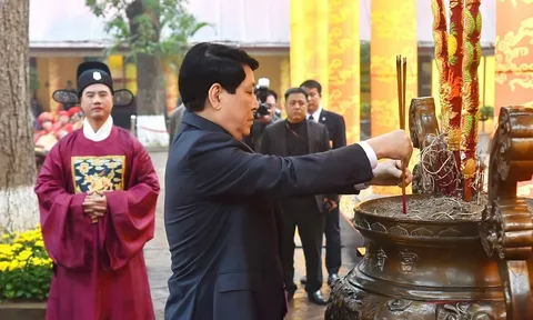 Chủ tịch nước Lương Cường dâng hương khai Xuân tại Khu di tích Hoàng thành Thăng Long