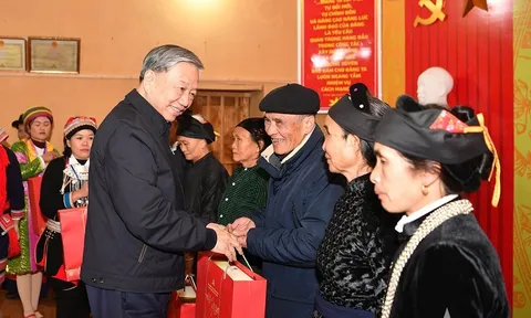 Tổng Bí thư Tô Lâm trao quà tặng đối tượng chính sách tại huyện Quản Bạ, tỉnh Hà Giang