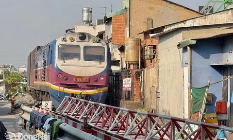 Tàu hỏa phải dừng gần 1 giờ do tai nạn tại nút giao đường sắt