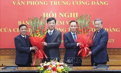 Tổng Bí thư dự Hội nghị bàn giao nhiệm vụ của Chánh Văn phòng Trung ương Đảng