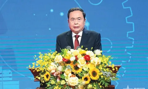 Chủ tịch Quốc hội Trần Thanh Mẫn dự Hội nghị toàn quốc biểu dương công nhân lao động tiêu biểu là đảng viên