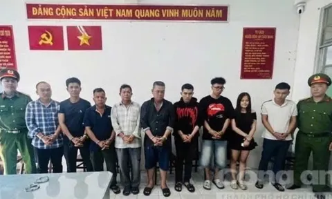 Bắt khẩn cấp các đối tượng khiêng quan tài đi qua chợ Bến Thành