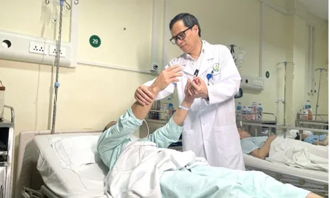Bệnh viện Hữu nghị Việt Đức cắt bỏ khối u não bằng đường rạch trên lông mày