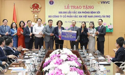VNVC trao tặng Bộ Y tế 500.000 liều vaccine phòng bệnh sởi