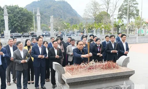 Chủ tịch Quốc hội Trần Thanh Mẫn dâng hương tưởng nhớ Chủ tịch Hồ Chí Minh và các tiền bối cách mạng
