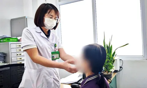Gắp ký sinh trùng dài gần 10cm trong mắt người phụ nữ