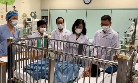 Bộ trưởng Bộ Y tế Đào Hồng Lan thăm bệnh nhi liên quan đến sự việc tại Bệnh viện đa khoa Nam Định