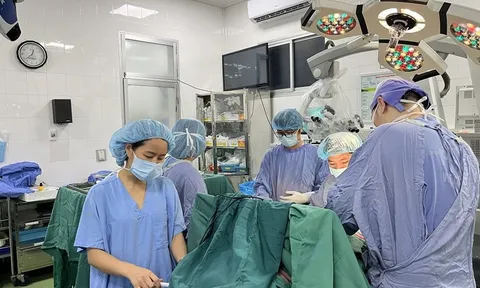15 giờ phẫu thuật cứu thiếu nữ 14 tuổi mắc u não hiếm gặp do hội chứng di truyền