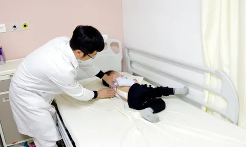 Khám sàng lọc miễn phí cho trẻ mắc bệnh lý gù, vẹo cột sống