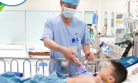 Bé trai Nam Định bị xe ba bánh chèn qua người đang hồi phục tốt