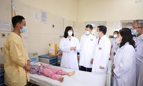 Bộ trưởng Bộ Y tế thăm và tặng quà các bệnh nhi tại Bệnh viện K