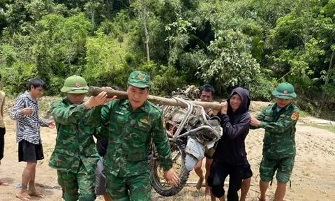 Nghệ An: Bộ đội Biên phòng hỗ trợ khắc phục hậu quả lũ quét tại Quế Phong