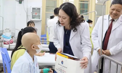 Phó Chủ tịch nước thăm, tặng quà bệnh nhi tại Bệnh viện Phổi Trung ương