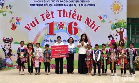 Phu nhân Ngô Phương Ly tặng quà trẻ em Điện Biên