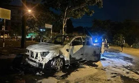 Hà Nội: Xe bán tải đang lưu thông, bất ngờ bốc cháy trên đường Mai Chí Thọ