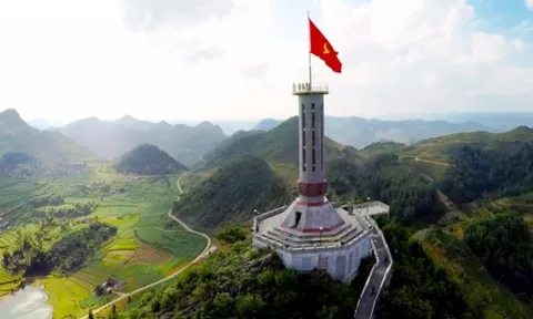 Cột cờ Quốc gia Lũng Cú tạm dừng đón khách để tu bổ, tôn tạo