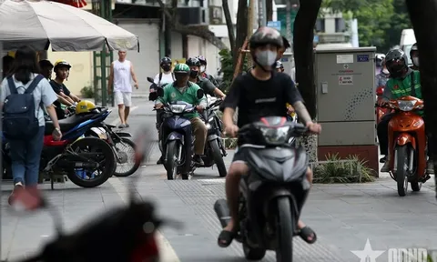 Cảnh sát giao thông ra quân xử lý hàng loạt vi phạm đi xe máy trên vỉa hè