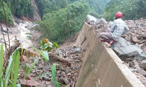 Nghệ An: Mưa lũ gây sạt lở nghiêm trọng trên Quốc lộ 16, giao thông gián đoạn
