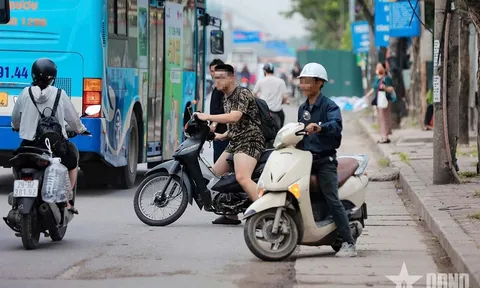 Hà Nội: Liên tiếp xử lý hàng chục tài xế đi trên vỉa hè, đi ngược chiều