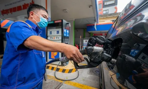 Từ chiều nay (12-6), giá xăng dầu bật tăng, xăng RON95 sát mốc 20.000 đồng/lít