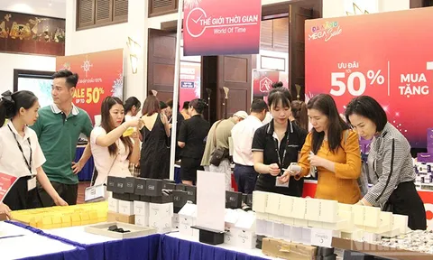 Đà Nẵng: Hơn 300 thương hiệu quốc tế và nội địa sôi động khuyến mại